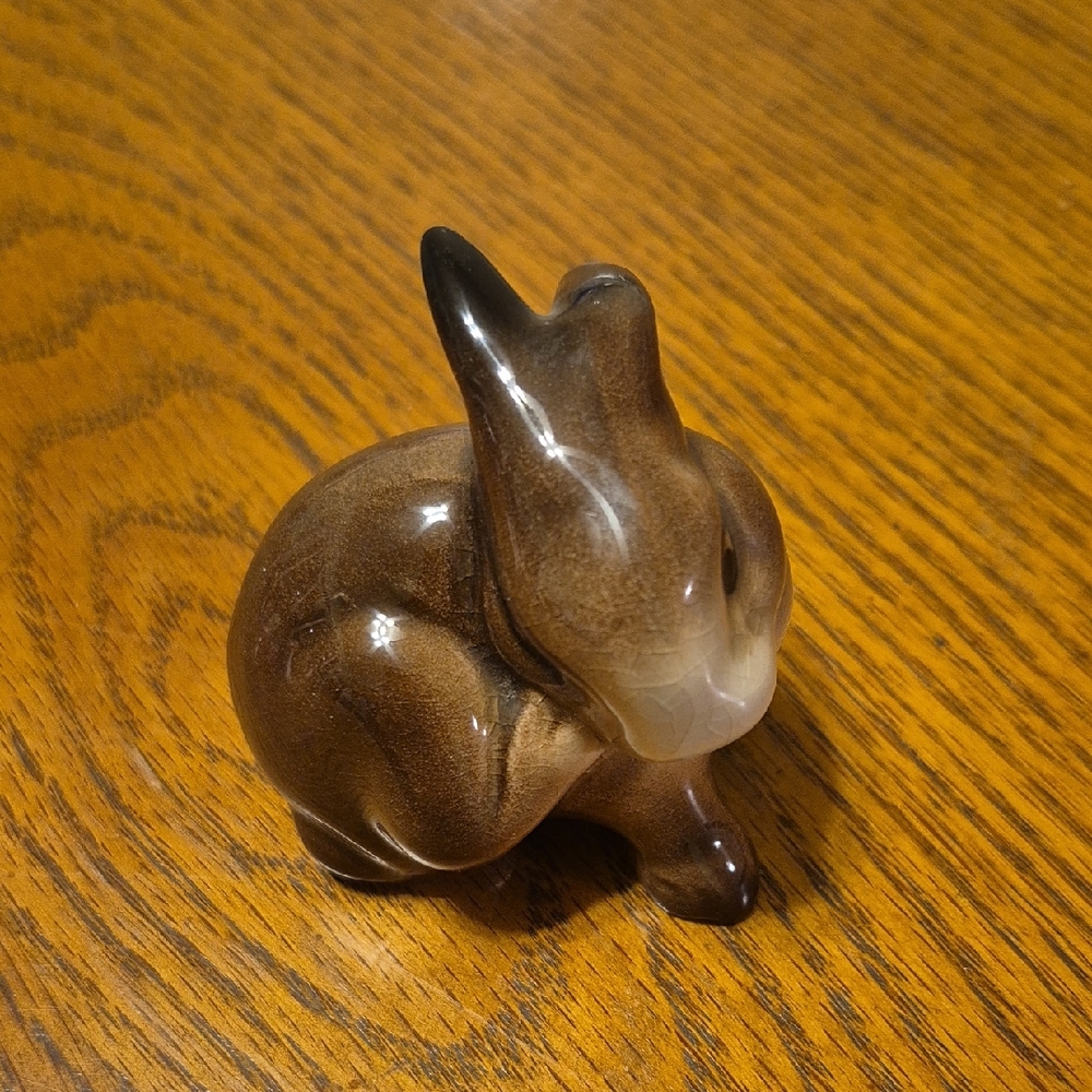 BESWICK RABBIT SCRATCHING EAR BROWN GLOSS BONE CHINA